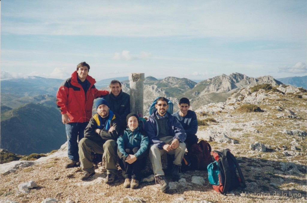 Cima de La Mallada del Llop, 1.364 mts. De izquierda a derecha: Antonio Santana, Alex, (amigo), Sara, Jesús Santana y (amigo). Al fondo derecha el Pla de La Casa y en el centro el Serrella
